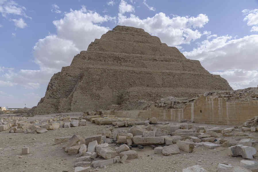 Egipto 246 - necrópolis de Sakkara - pirámide escalonada del Faraón Zoser.jpg